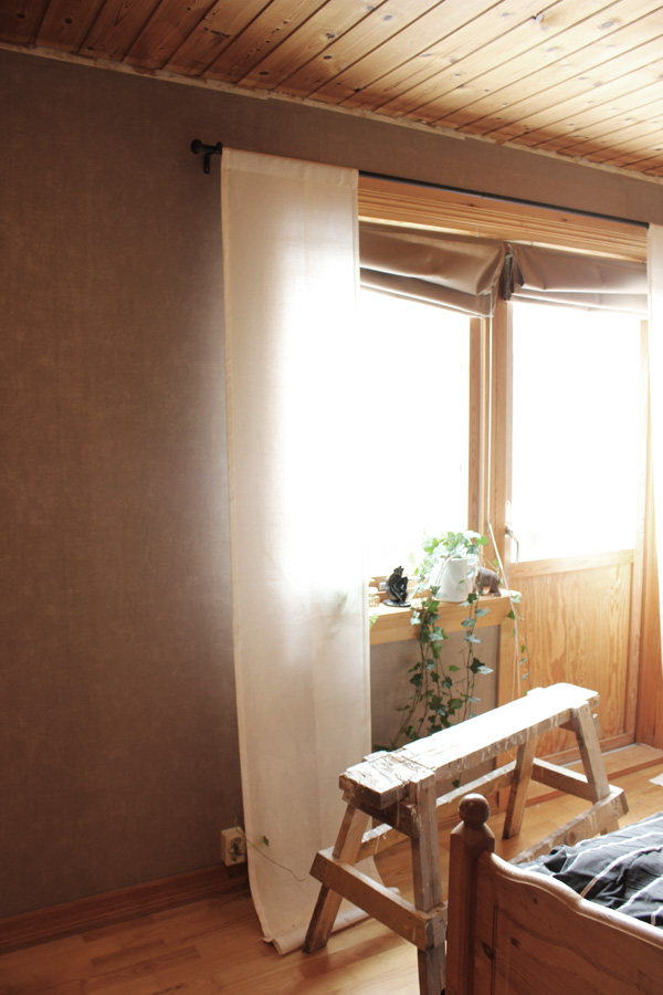 Före och efter renovering i sovrum. Måla om från furutak till vitt tak. Måla snickerier från furu till vitt. Lägga in heltäckningsmatta. Sätta liggande panel på en av väggarna i sovrum. 