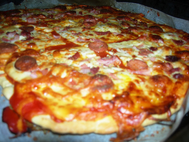  <strong>Pizza</strong> de <strong>salchichas</strong>, jamón york y jamón serrano 