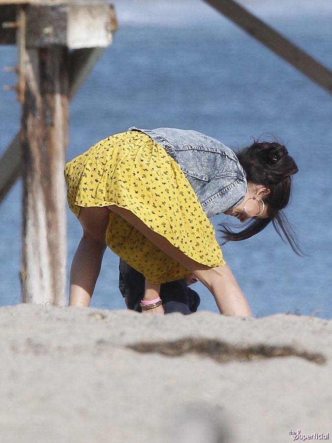 Celebrity Hairstyles Selena Gomez Panty Flash At Malibu