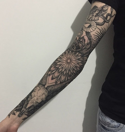 Comprimento total manga da tatuagem. Este desenho de tatuagem começa a partir de uma serpente que slithers descer o braço para formar as flores e se estende até o pulso.Comprimento total manga da tatuagem. Este desenho de tatuagem começa a partir de uma serpente que slithers descer o braço para formar as flores e se estende até o pulso.