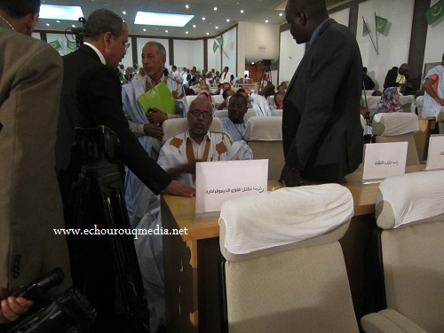 محاولة إزاحة أحد الحضور عن المقعد المخصص لأحمد ولد داداه