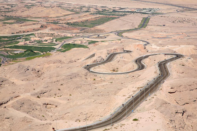 A estrada na Montanha de Jebel Hafeet - Emirados Árabes