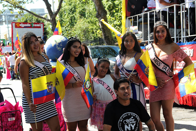 Imagen de una hermosa reina ecuatoriana en el desfile ecuatoriano NYC 