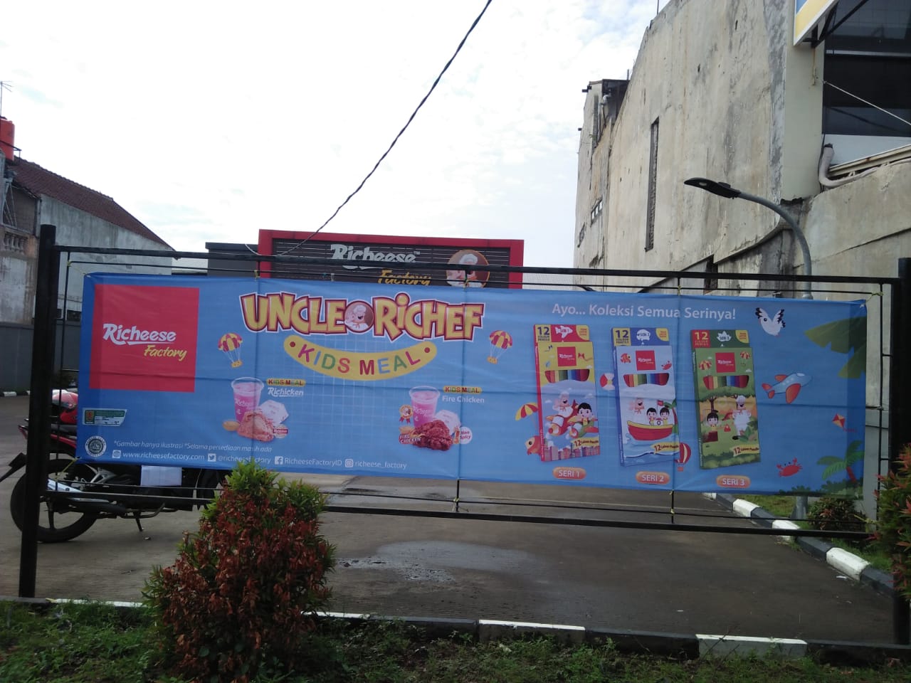 Spanduk Richeese Factory Outlet Semarang. Event Promo Menu Kids Meal