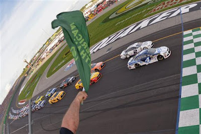 Kevin Harvick leads the field past the green flag to start the NASCAR Sprint Cup Series Quaker State 400 at Kentucky Speedway 