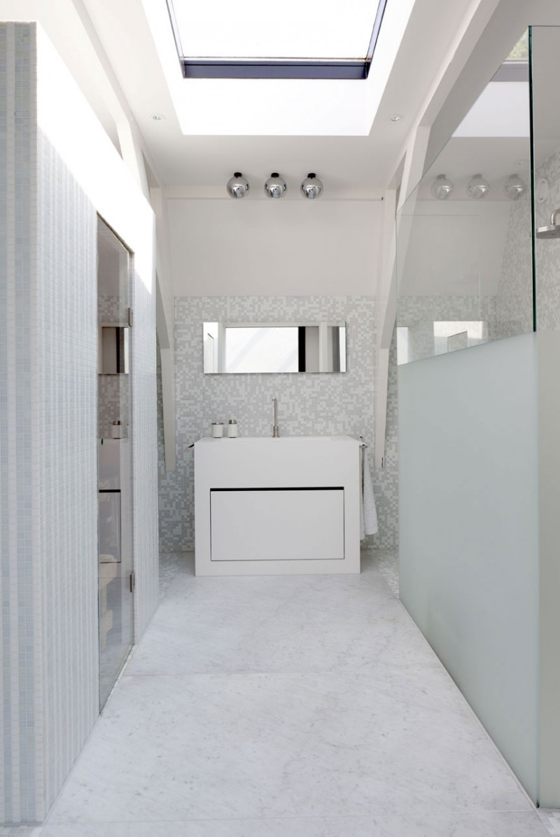 Casa con Claraboyas, Ventanales y Techos Altos para Añadir Espacio y