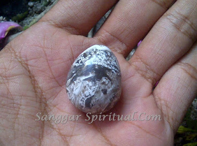 batu mustika telur sakti dari alam gaib sanggar spiritual pemaharan mustika dan benda bertuah