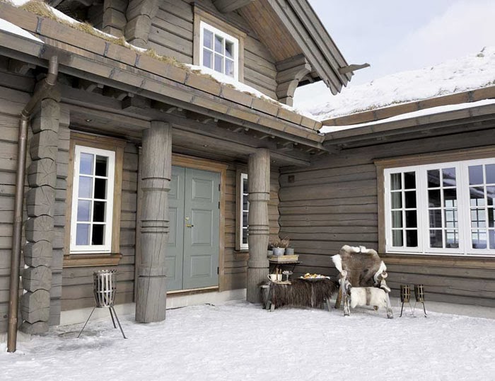 Piękny, drewniany dom u podnóża gór w Norwegii, wystrój wnętrz, wnętrza, urządzanie domu, dekoracje wnętrz, aranżacja wnętrz, inspiracje wnętrz,interior design , dom i wnętrze, aranżacja mieszkania, modne wnętrza, domy w górach, górska chata, domy drewniane, styl klasyczny