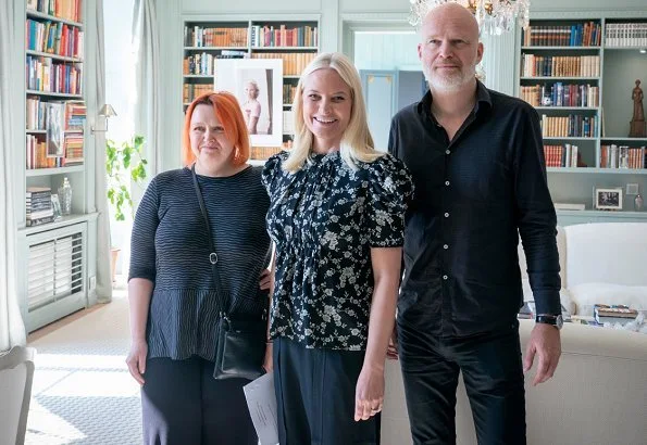 Crown Princess Mette-Marit invited the authors Siri Pettersen and Arne Svingen