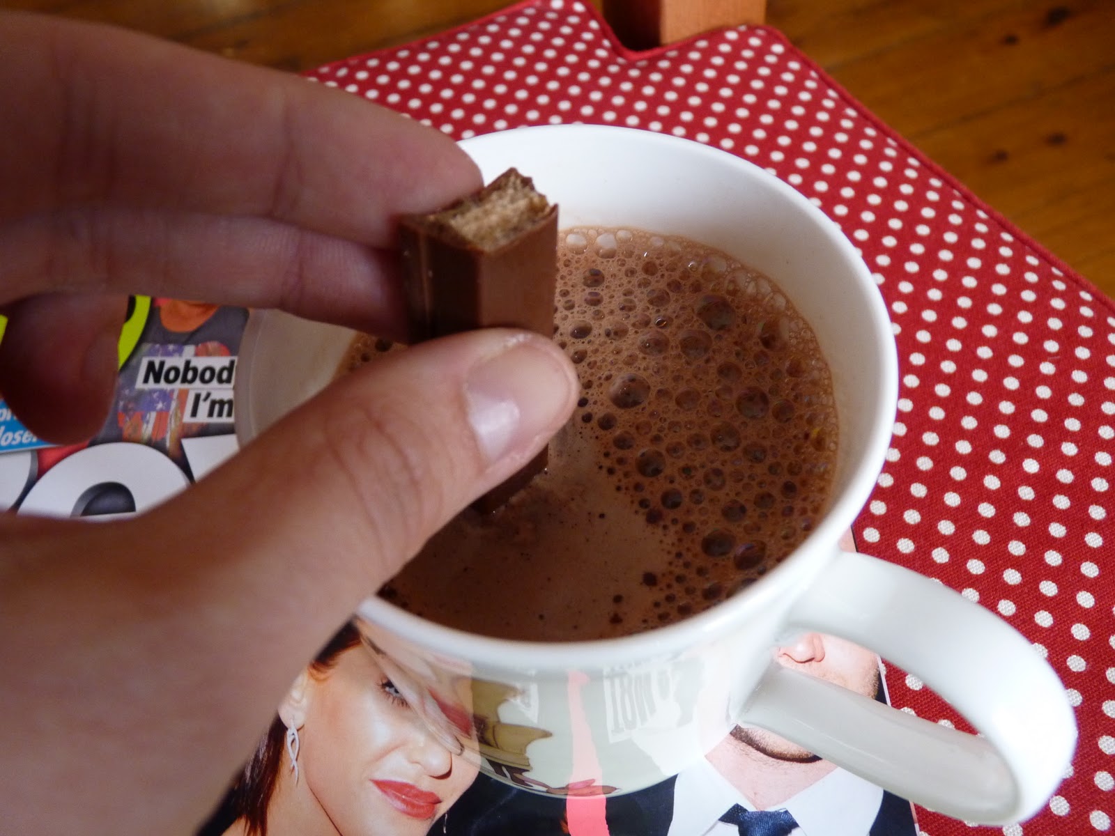 LissyLou How to eat a KitKat