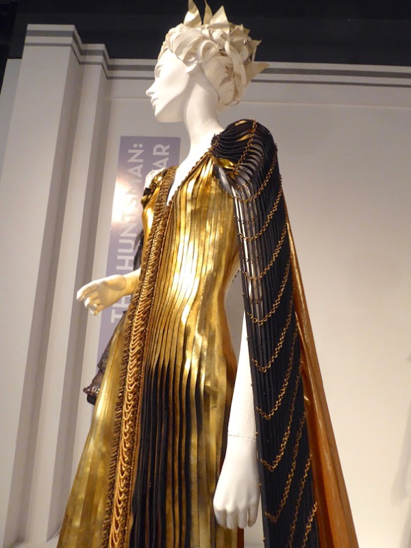 Huntsman Winters War Ravenna gold costume detail