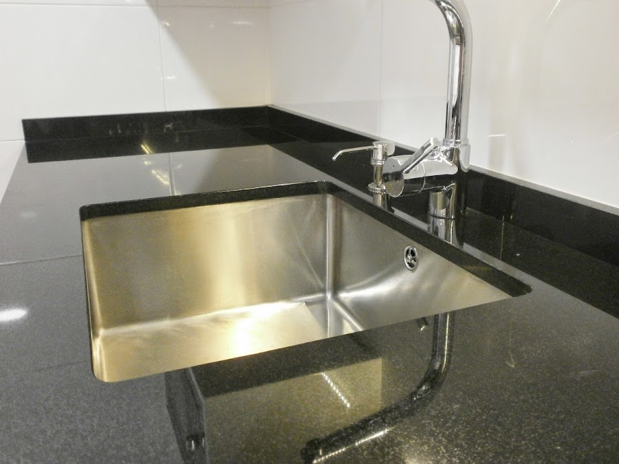 Elegancia y funcionalidad en una cocina pequeña | Decoración