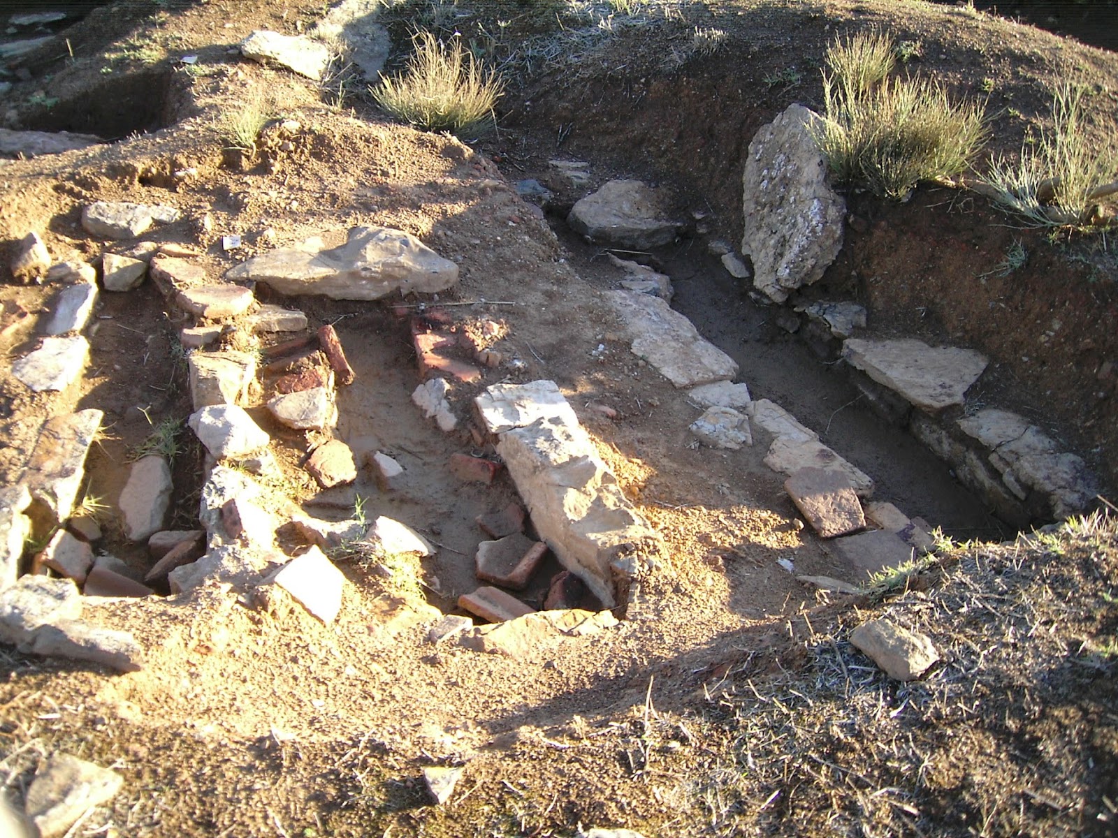 PEQUEÑA ARQUEOLOGÍA Fuente del Maestre, tumbas visigodas y restos fósiles