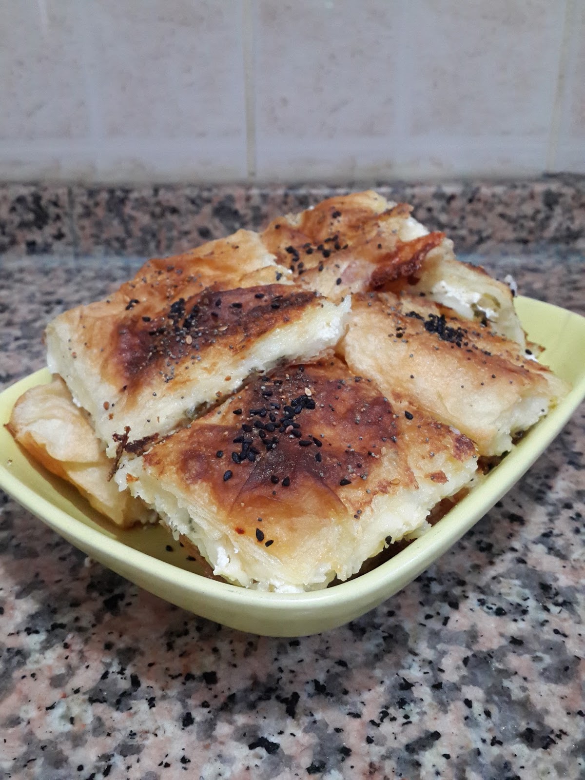 Sihirli Yemek Kutusu SOSLU TEPSİ BÖREĞİ