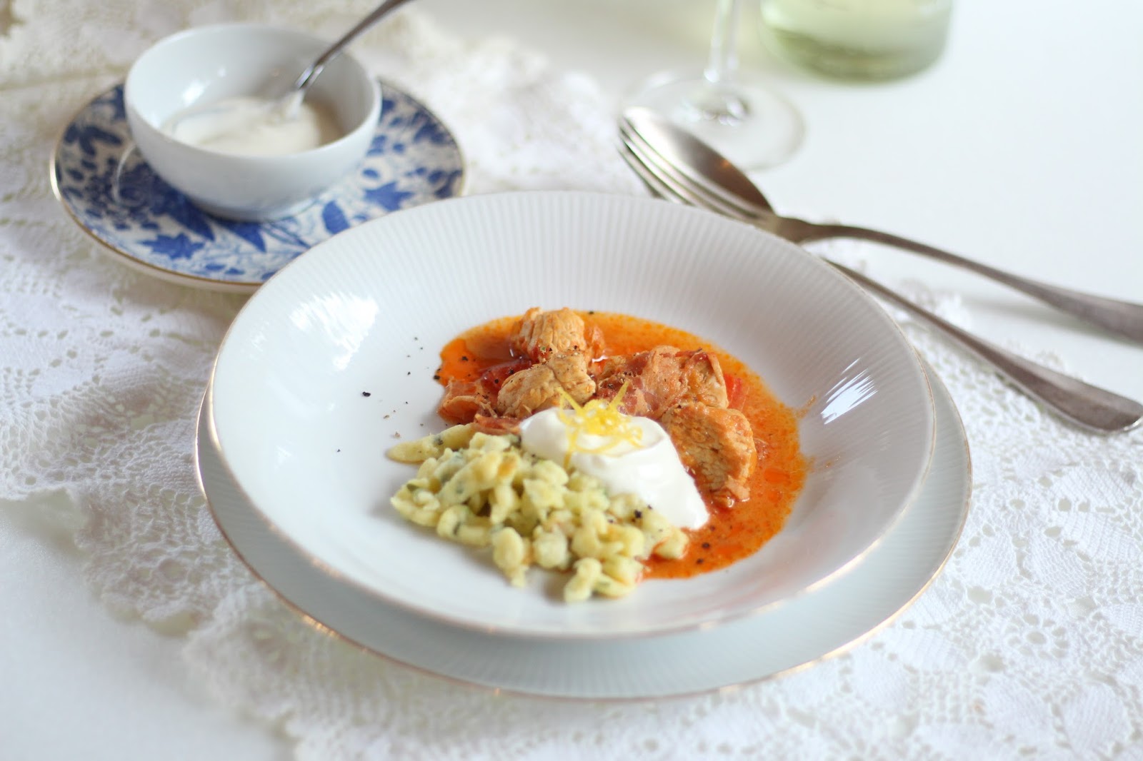 Kalbsrahmgulasch mit Topfen-Schnittlauch-Nockerln nach Johanna Maier
