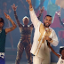 French Montana e Swae Lee apresentam o hit "Unforgettable" no Jimmy Fallon com crianças de Uganda