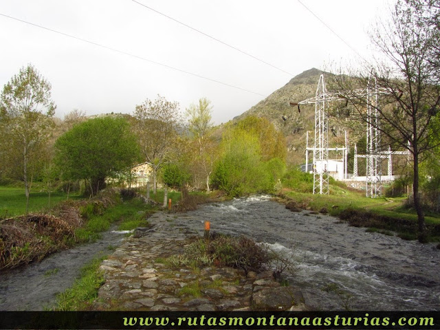 Camino con agua desbordada