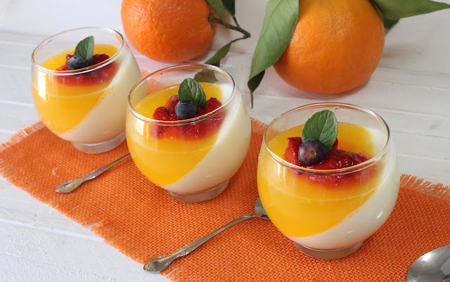 Panna cotta con gelatina de naranja y frutos secos. Julia y sus recetas