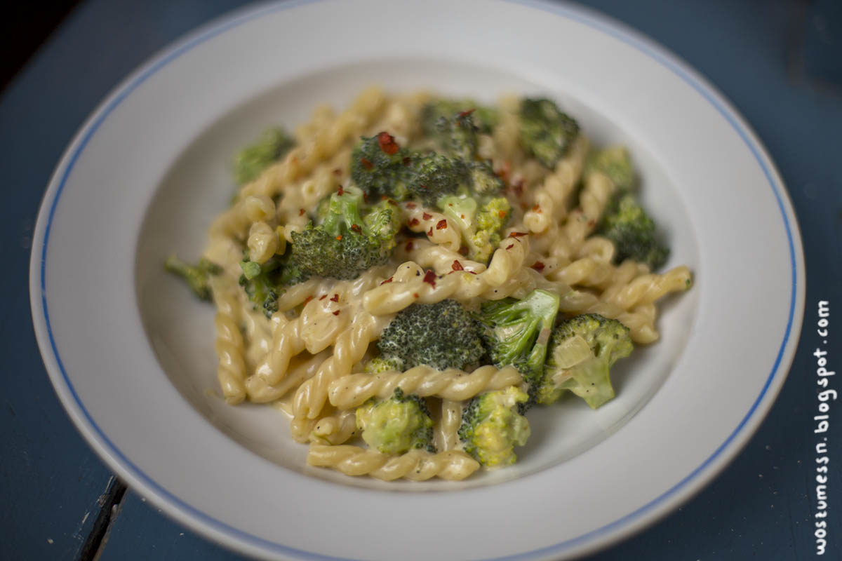 Wos zum Essn: Cremige Weißwein-Sahne-Sauce mit Broccoli [vegan]