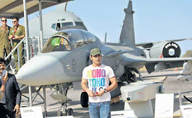 Dhoni posing with an Aircraft