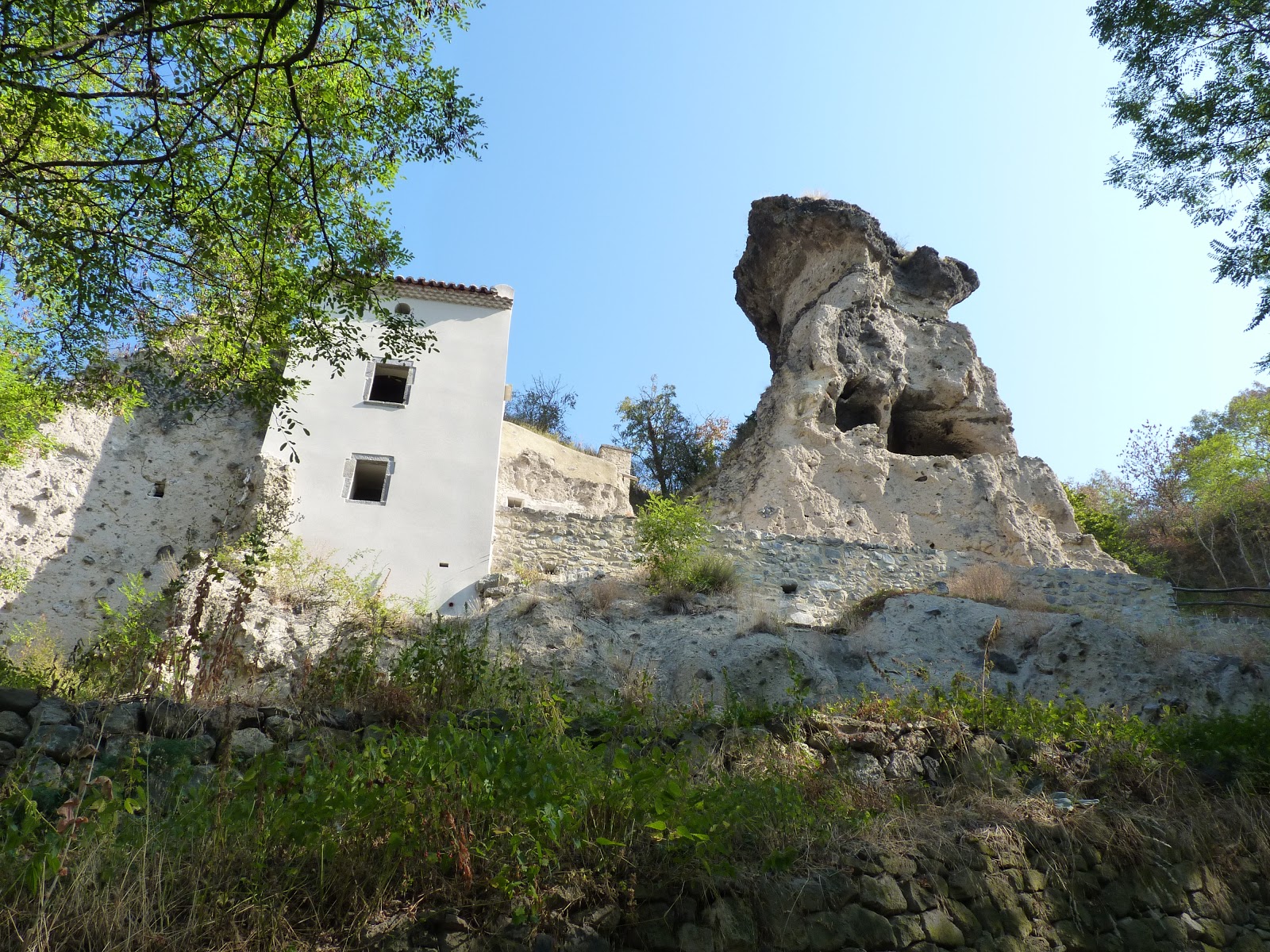 Le village troglodyte des roches à Perrier