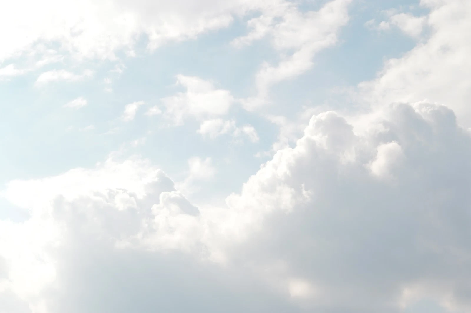 雲の多い明るい空