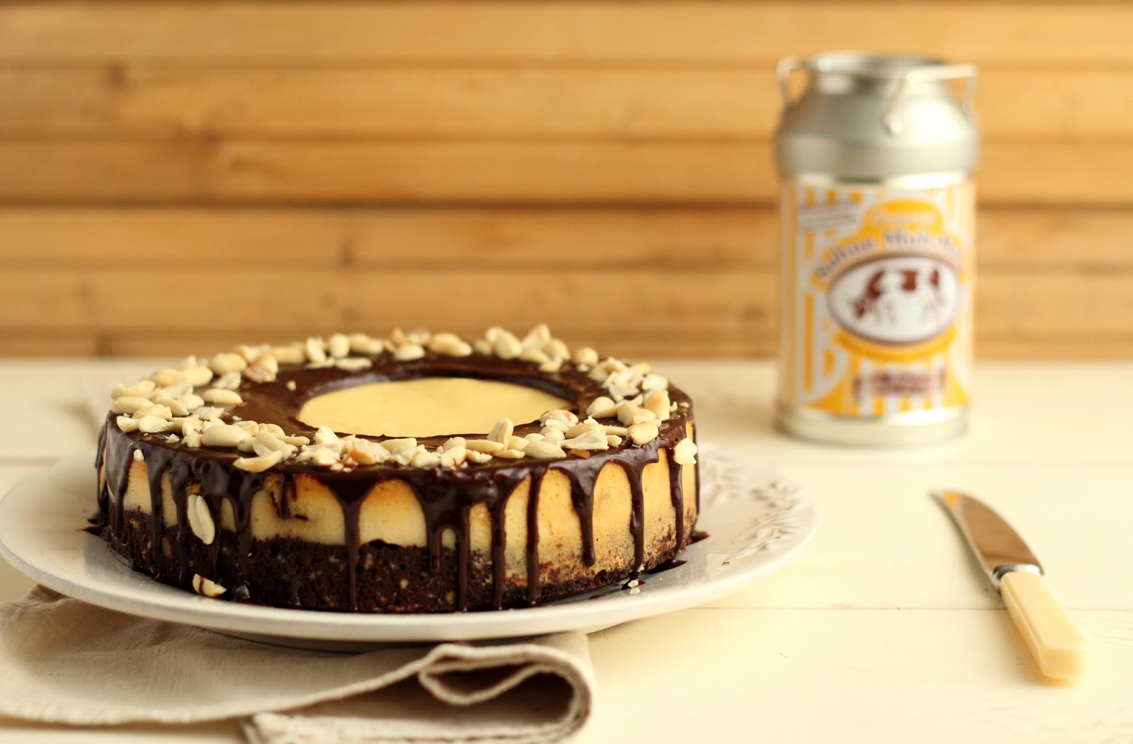 Торт Сникерс с чизкейком внутри