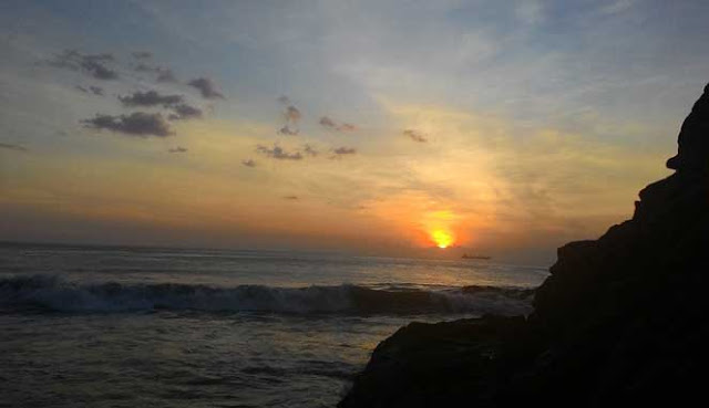 NIKMATI SENJA CANTIK DI PANTAI POTO BATU NIKMATI SENJA CANTIK DI PANTAI POTO BATU