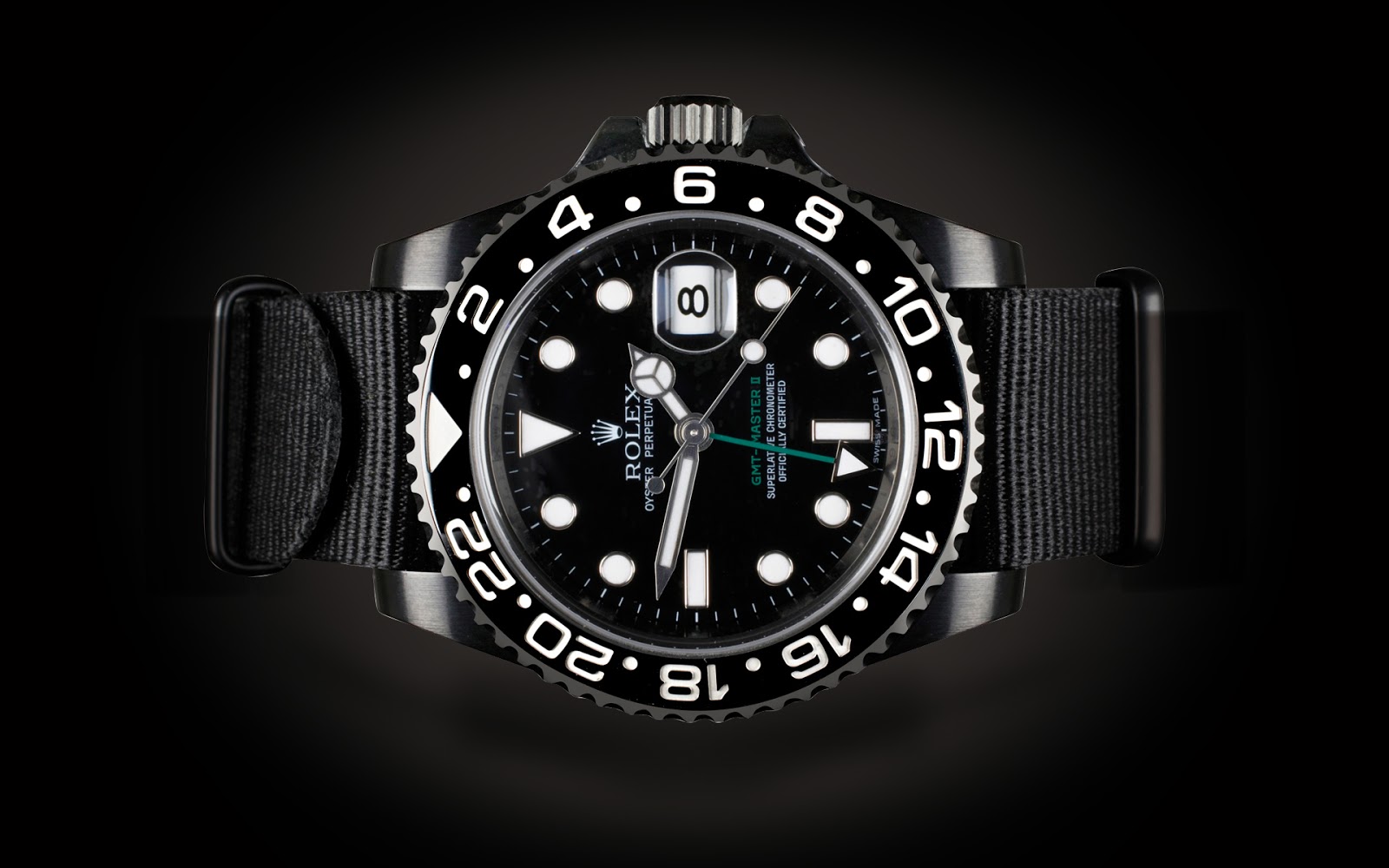 In what way is the Rolex GMT dissimilar from Rolex submarine?