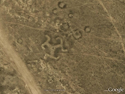 Coisas estranhas no Google Earth suástica geoglifo casaquistao