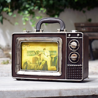 Nostaljik TV Tasarımlı Metal Çanta