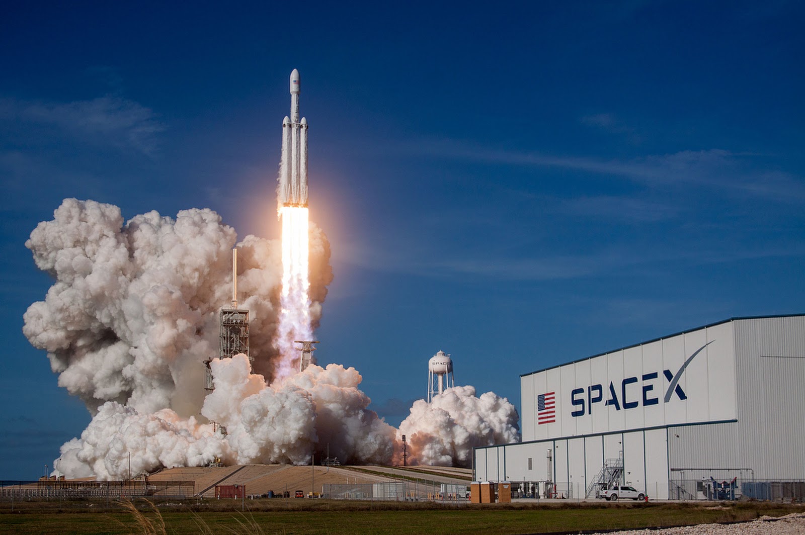 SpaceX phóng thành công chuyến bay lịch sử đưa xe hơi Tesla đến Sao Hỏa