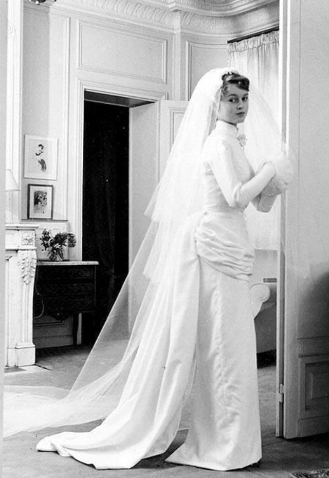 32 Glamorous Photos of the Best Wedding Dresses Worn By Famous Beauties ...