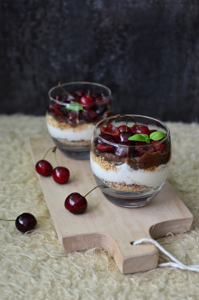 mini serniczki, warstwowe desery, sernik na zimno w słoiku, deser z kremem daktylowym, deser bez cukru