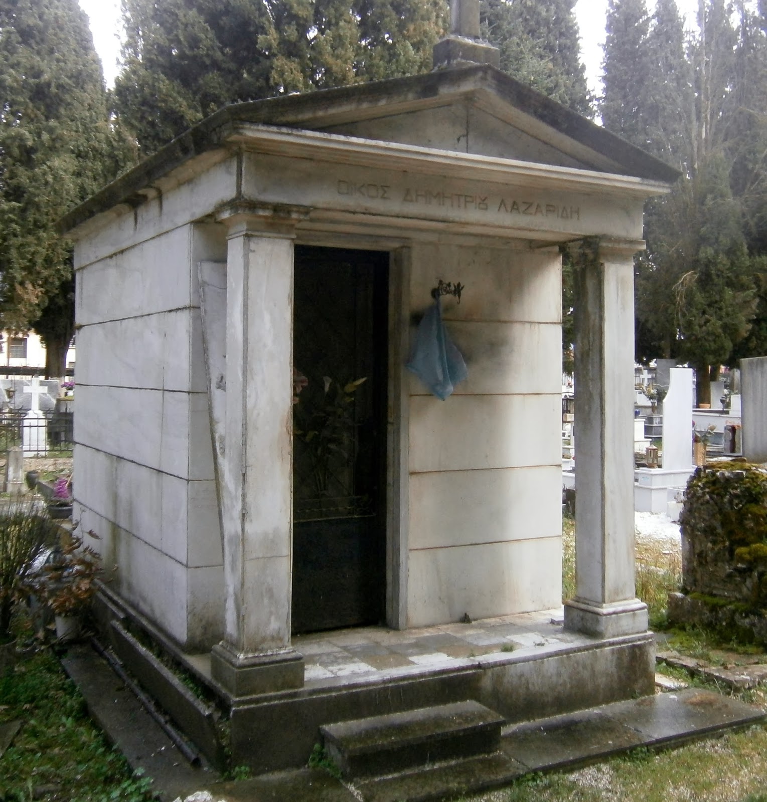 το μνημείο του Οίκου Λαζαρίδη στο Α΄ Δημοτικό Νεκροταφείο Ιωαννίνων