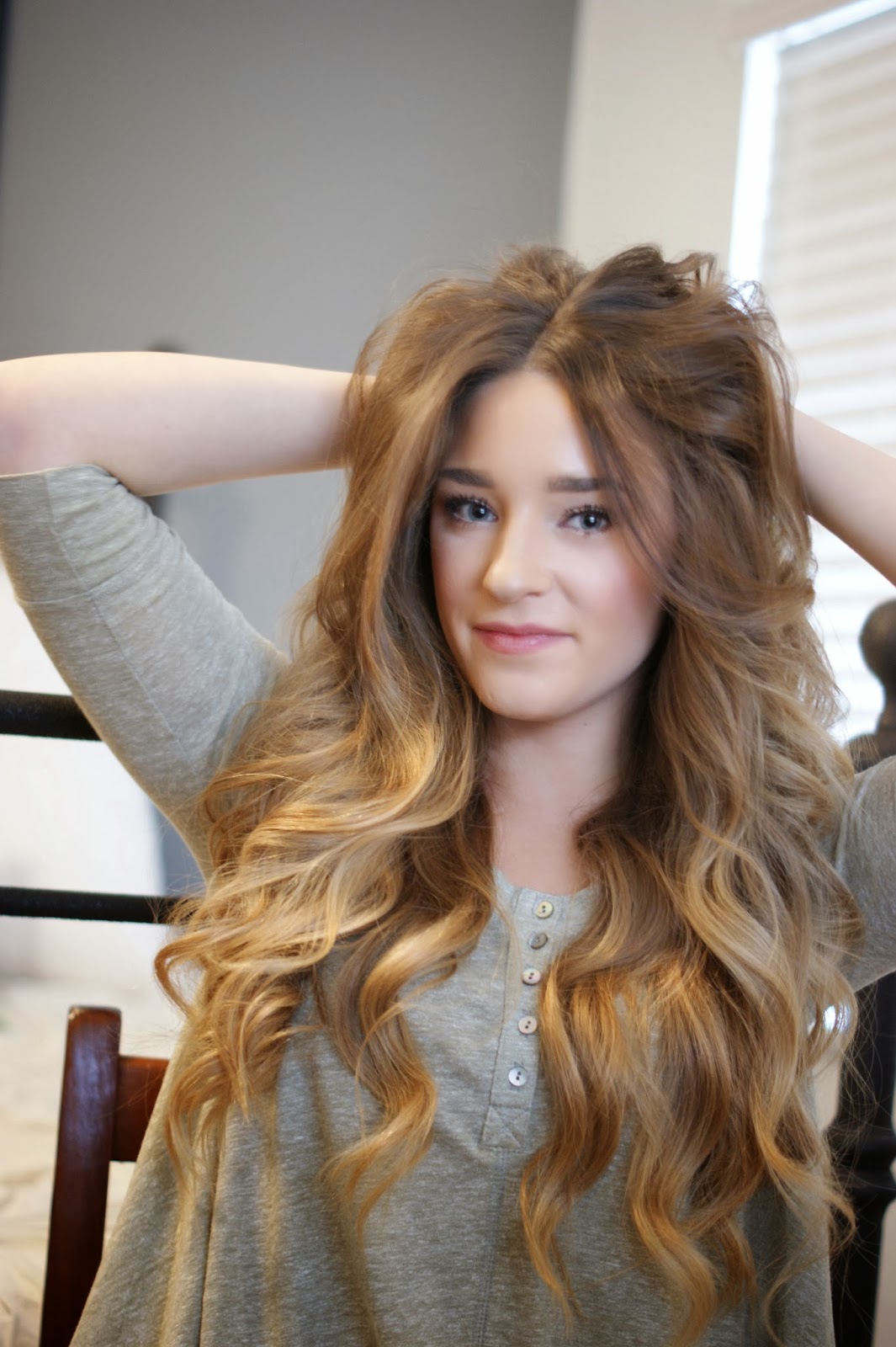 Meggie Frue Loose Wavy Curls Hair Pictorial