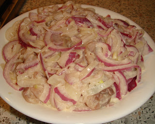 Salată de ceapă cu macrou afumat