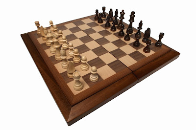 Scacchi è un gioco che contrappone due sfidanti e costituito da una scacchiera con 64 caselle e 16 pedine bianche e 16 nere per ciascun avversario, che attraverso a degli spostamenti dettati dalla logica devono dare scacco matto.