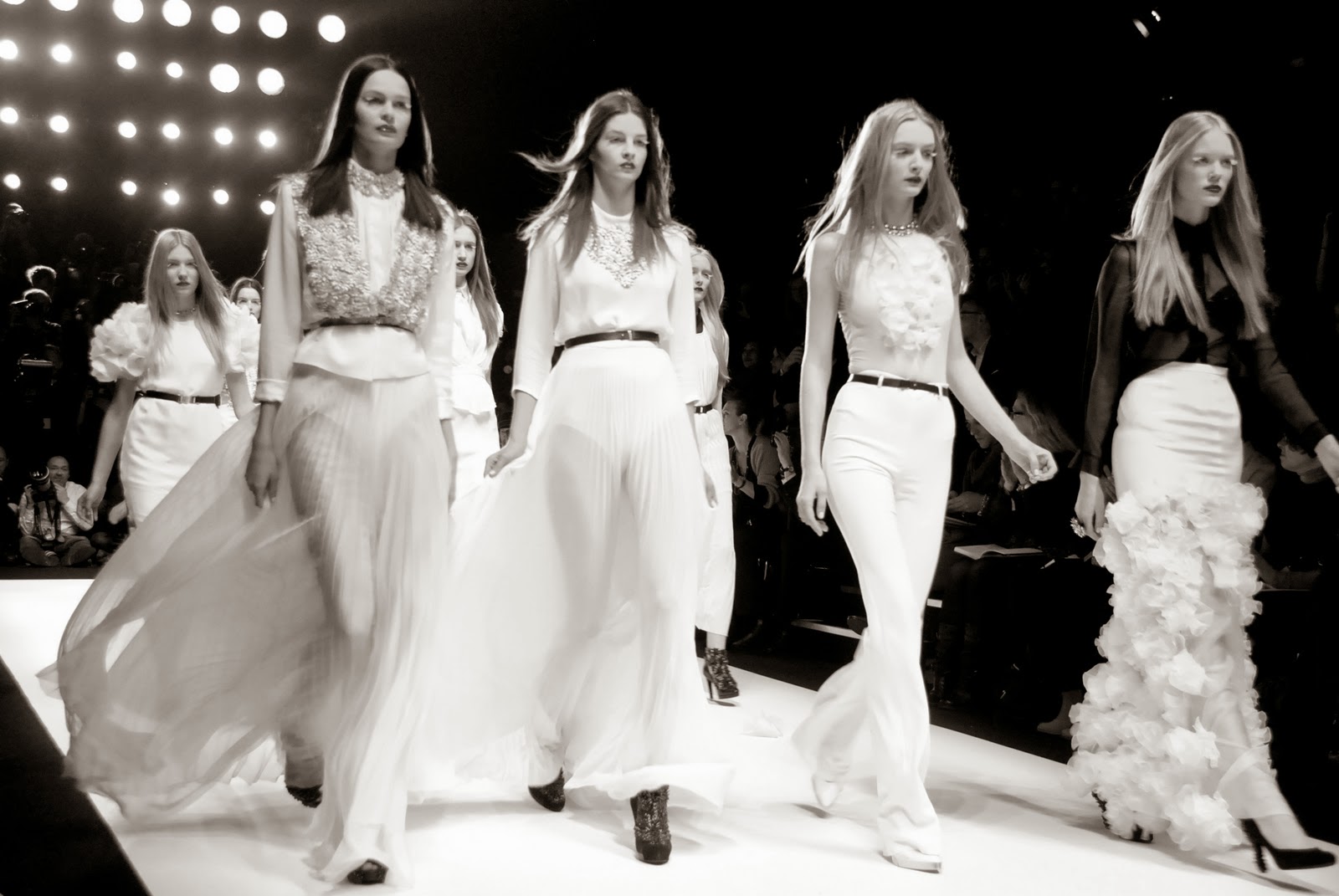 Модели на показе. Кавалли 2023. Асфальт подиум. Кристиан диор. Лондонская неделя моды (london fashion week).