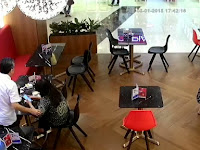 Terekam! Begini Aksi Pencuri Saat Pemiliknya Sedang Asyik Bermain Handphone Terekam! Begini Aksi Pencuri Saat Pemiliknya Sedang Asyik Bermain Handphone