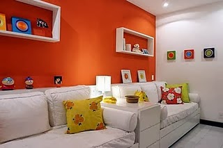 sala en naranja y blanco