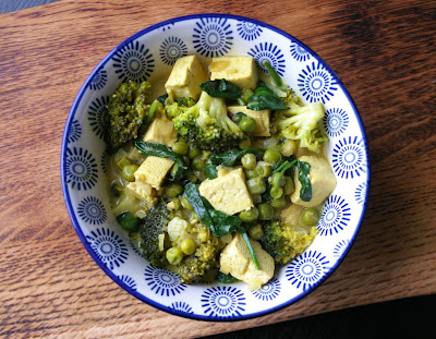 curry z tofu brokułem groszkiem i szpinakiem