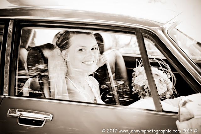 portrait de la mariée en voiture