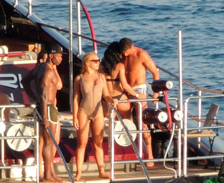 Ronaldo 'khoa moi' va mua cot ben nguoi dep 'nguc khung' - Anh 4