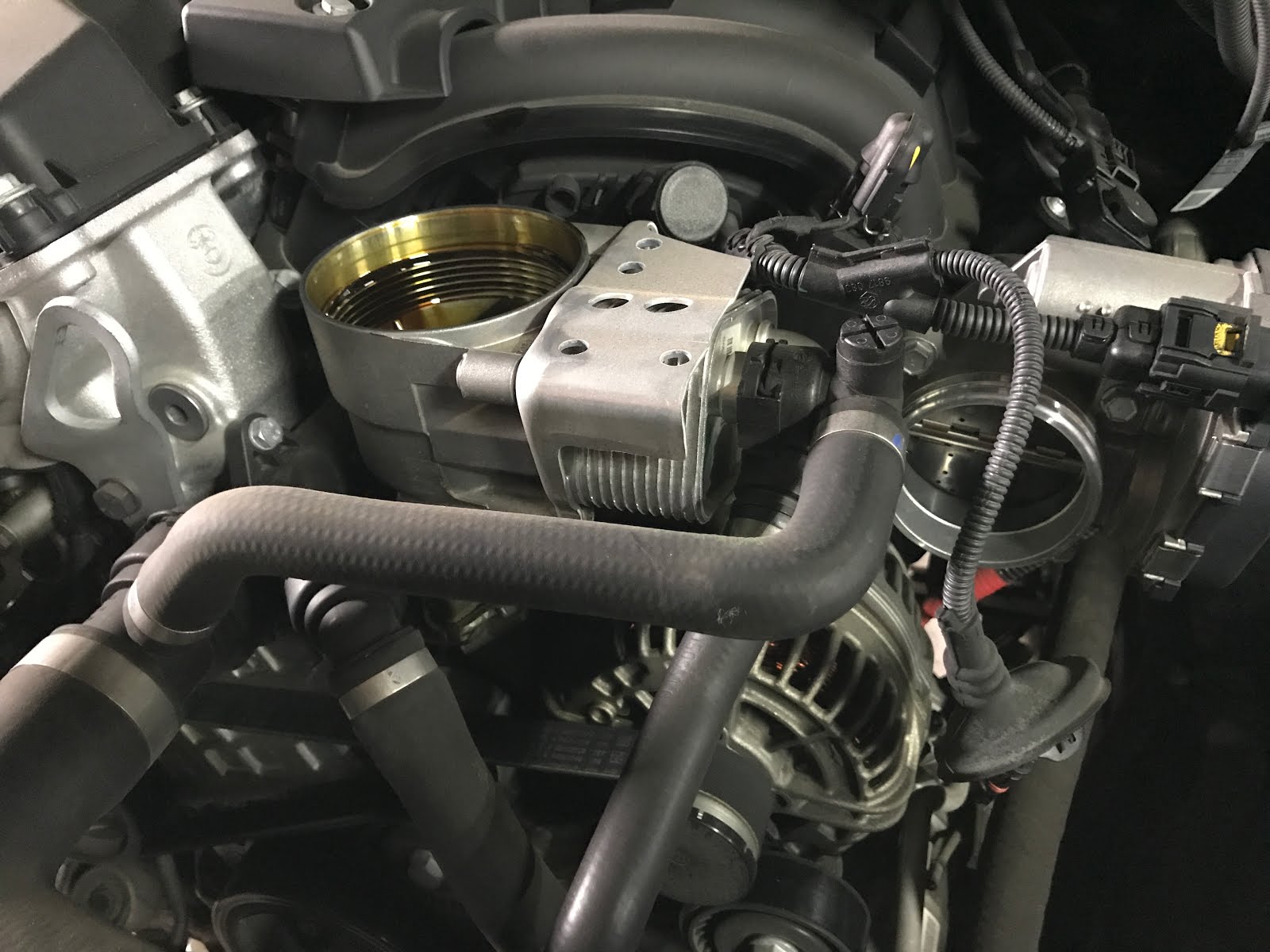 車修理の日々: BMW E90 エンジンオイル漏れ修理
