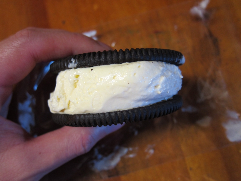 Review Carl's Jr. Oreo HandScooped Ice Cream Sandwich