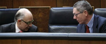 El ministro de Hacienda, Cristóbal Montoro, a la izquierda, y el de Justicia, Alberto Ruiz-Gallardón, en una imagen de archivo durante un pleno del Congreso. / Efe