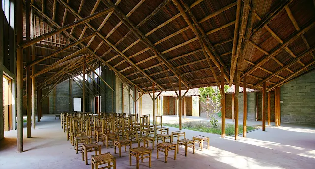 Rumah kebun unik dari botol bekas dan bambu