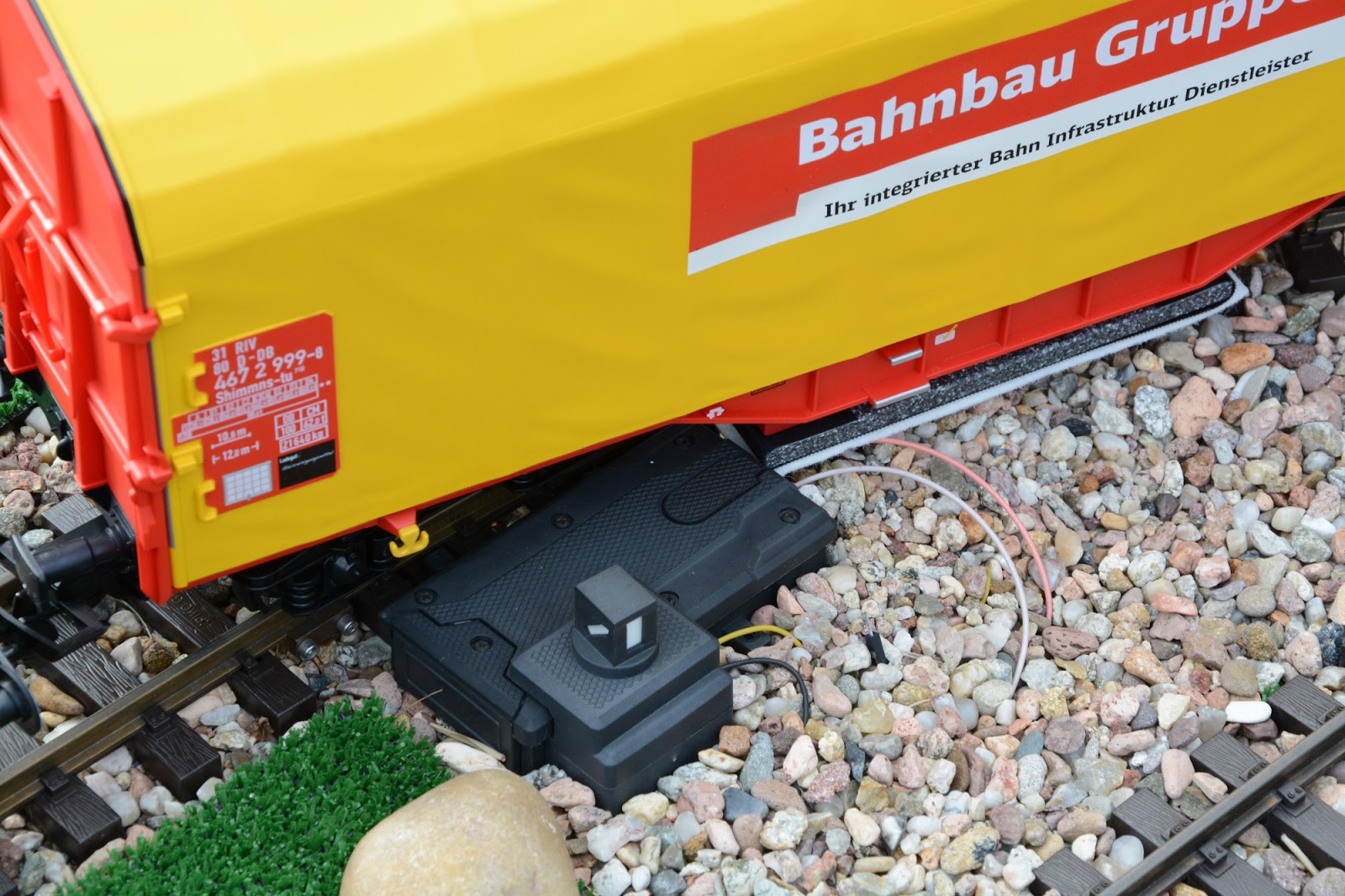 My Miniature Worlds Piko 37720, GScale track cleaning car