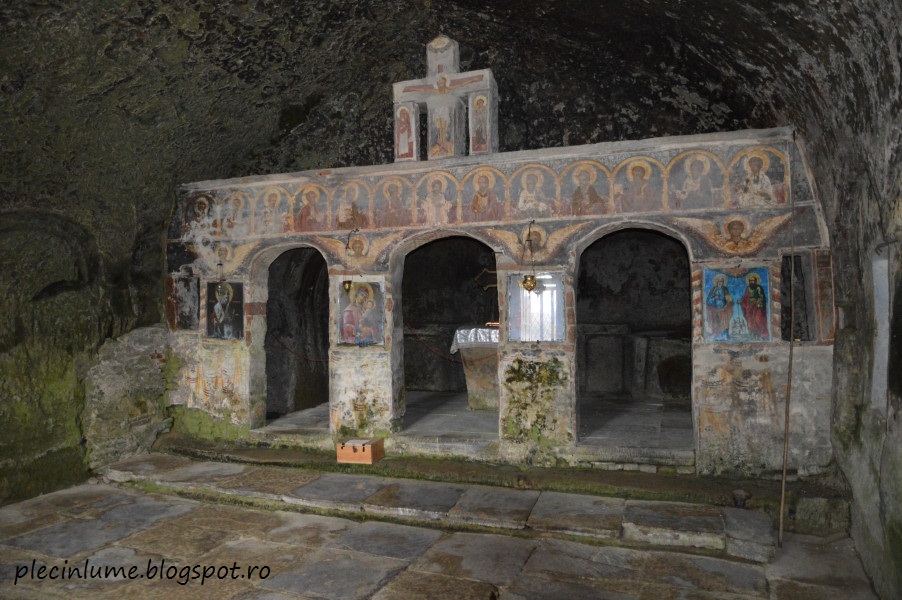 Interiorul manastirii Corbii de piatra Interiorul manastirii Corbii de piatra